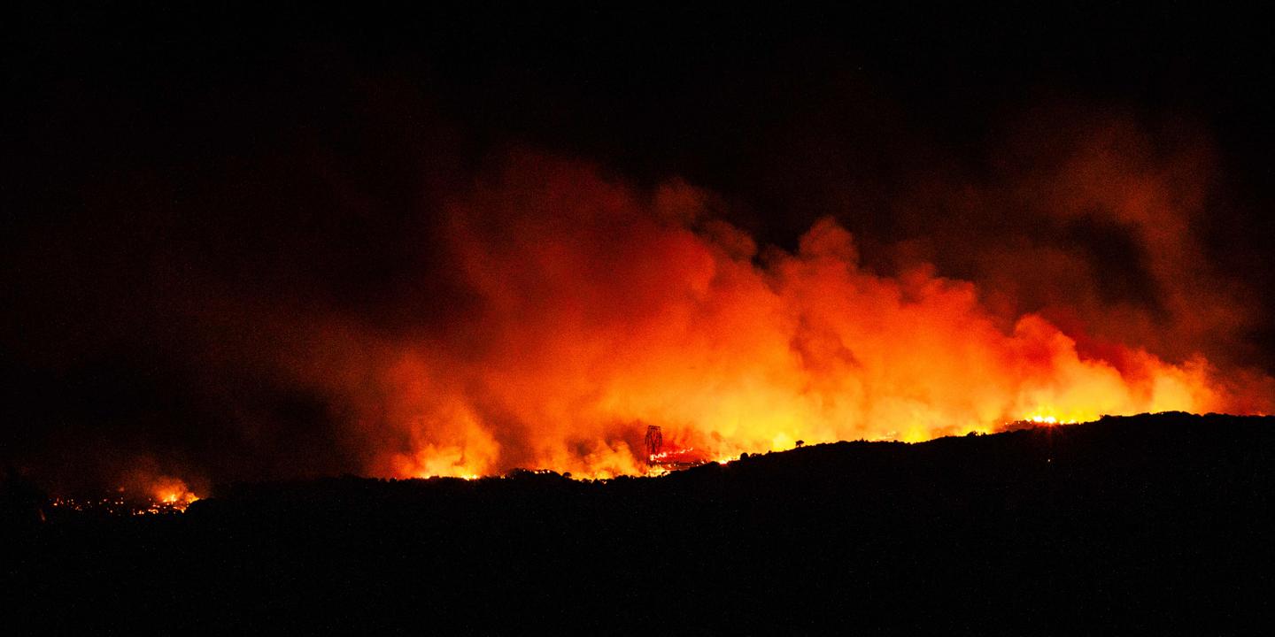 Incendie géant dans les Pyrénées-Orientales : 4 500 hectares brûlés, une étape du Tour de France fermée