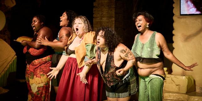 «&nbsp;La Parabole du seum&nbsp;», mis en scène par Rébecca Chaillon, lors du Festival d’Avignon, le 4&nbsp;juillet&nbsp;2026. 