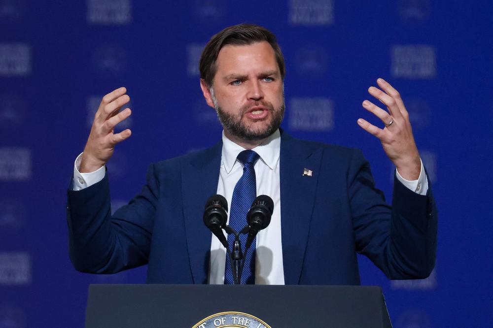 Le vice-président américain, J. D. Vance, le 8 juillet 2026, à Milwaukee, dans le Wisconsin, pour présenter les initiatives de lutte contre la fraude mises en place par l’administration Trump. - SCOTT OLSON / AFP