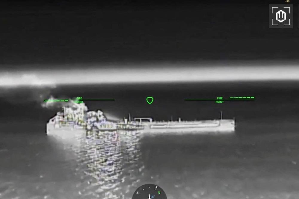 Sur ces images prises par un drone, un pétrolier russe en feu, visé par des frappes ukrainiennes, en mer d’Azov, le 8 juillet 2026. - COMMANDER OF UNMANNED AERIAL SYS/VIA REUTERS