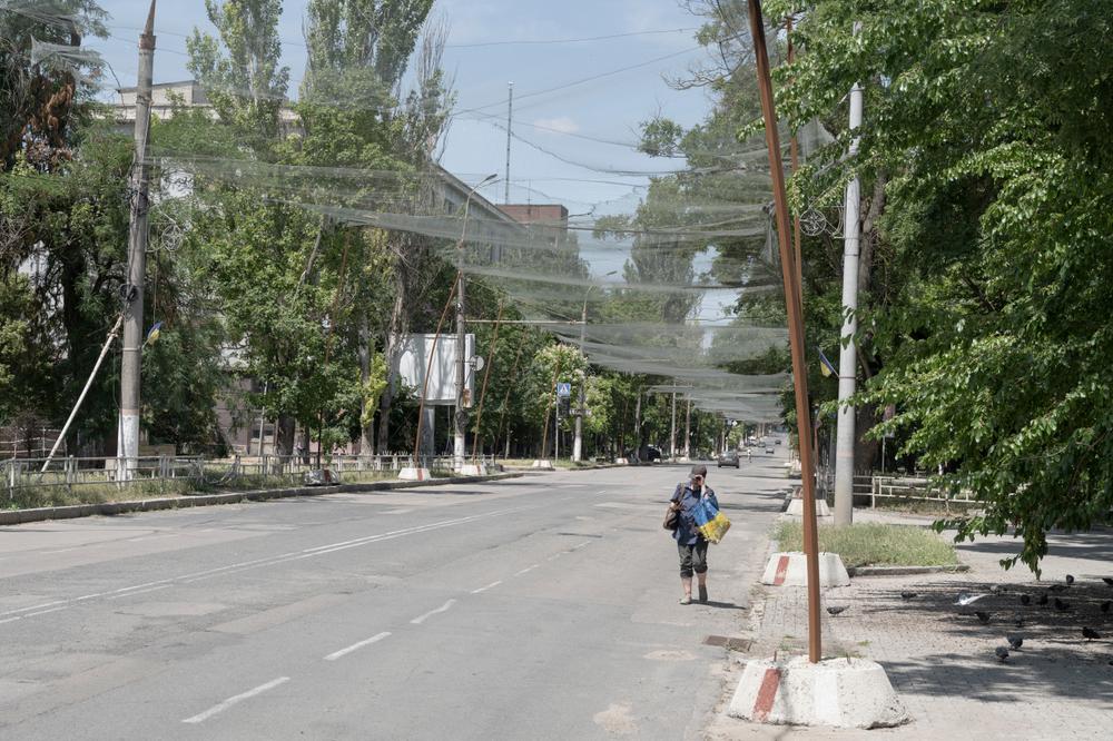 Filets anti-drones dans le centre-ville de Kherson (Ukraine), le 17 juin 2026. - JOHANNA-MARIA FRITZ POUR « LE MONDE »