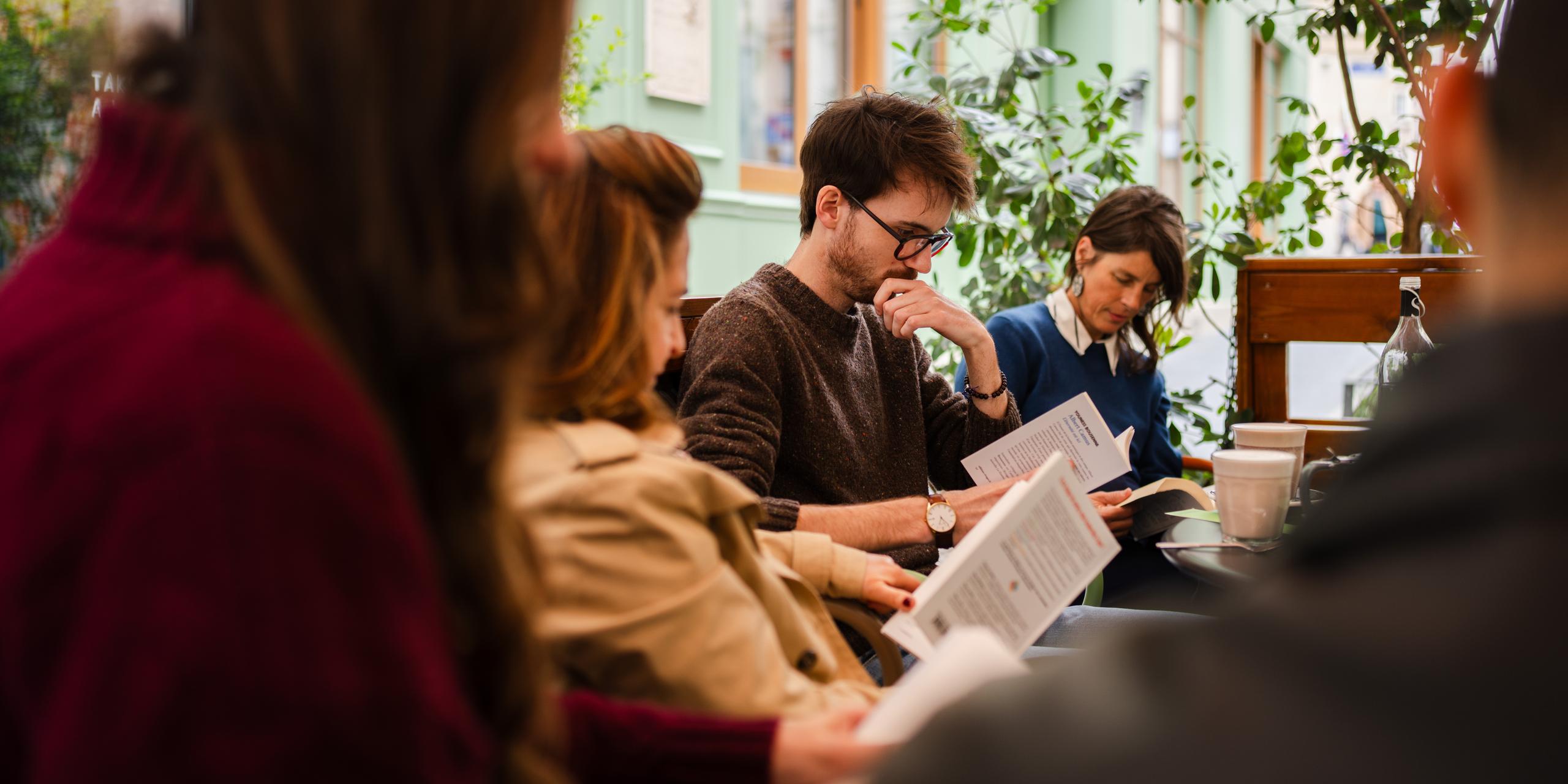 Clubs de lecture, « reading parties », colos pour bouquiner... Lire est-il le nouveau chic ?