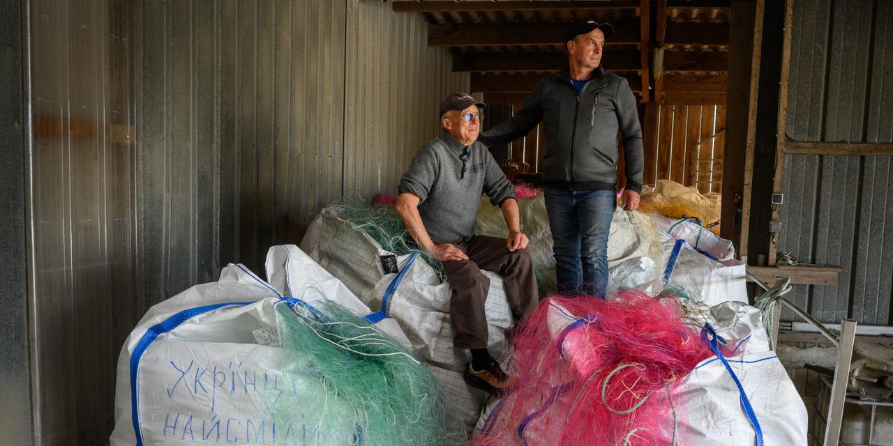 19 mai 2026-Tréflez. Finistère. Bretagne. France. 
Christian Abaziou et Gérard Le Duff, président de Kernic Solidarités collectent des filets de pêcheurs qui seront envoyés en Ukraine pour protéger les routes des attaques de drones FPV.