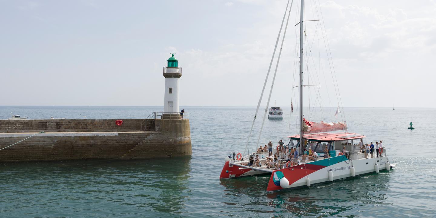 Pour rallier les îles bretonnes, un voilier décarboné et apaisant
