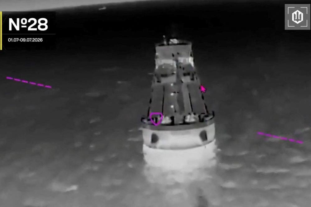 Capture d’écran d’une vidéo diffusée le 9 juillet 2026 par l’armée ukrainienne montrant, selon elle, un pétrolier russe lors d’une frappe de drone ukrainien menée dans une zone identifiée comme la mer d’Azov. - ARMÉE UKRAINIENNE VIA REUTERS