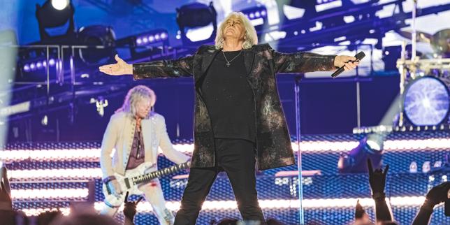 A l’Accor Arena, Def Leppard assure le spectacle avec son hard rock rétrofuturiste