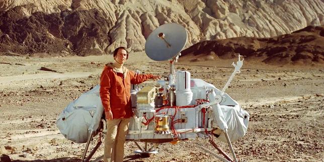 Carl Sagan, surtout connu pour sa célèbre série télévisée «&nbsp;Cosmos&nbsp;», pose avec une maquette de l’atterrisseur Viking dans la Vallée de la Mort, en Californie, dans les années 1970.
