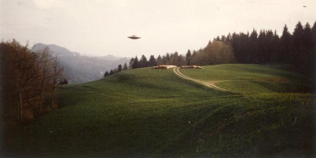 «&nbsp;Troisième cliché d’une série de huit images représentant un “vaisseau pléiadien”, Ober-Sädelegg, Suisse, 8&nbsp;mars&nbsp;1975&nbsp;», d’Eduard Albert «&nbsp;Billy&nbsp;» Meier.