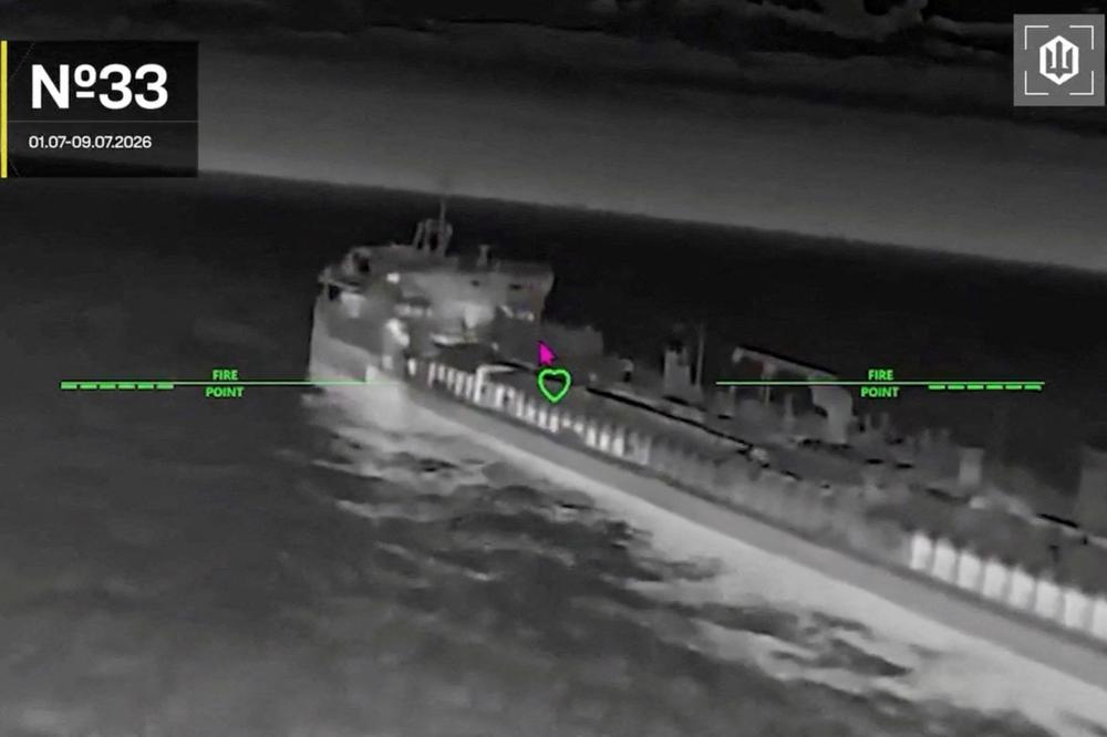 Sur cette image diffusée par l’armée ukrainienne, un pétrolier russe visé par une frappe dans la mer d’Azov, le 9 juillet 2026. - COMMANDER OF UNMANNED AERIAL SYSTEMS FORCE VIA REUTERS