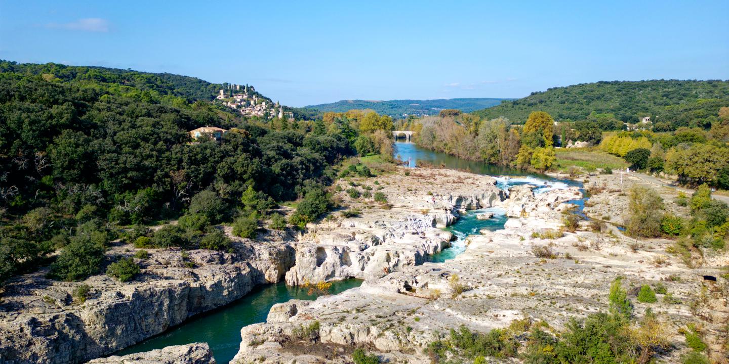 Dans le Gard, les eaux vivifiantes de la Cèze attirent les baigneurs