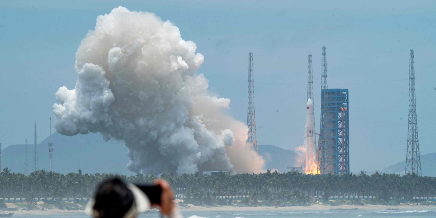 La Chine rattrape un lanceur de fusée : une première historique
