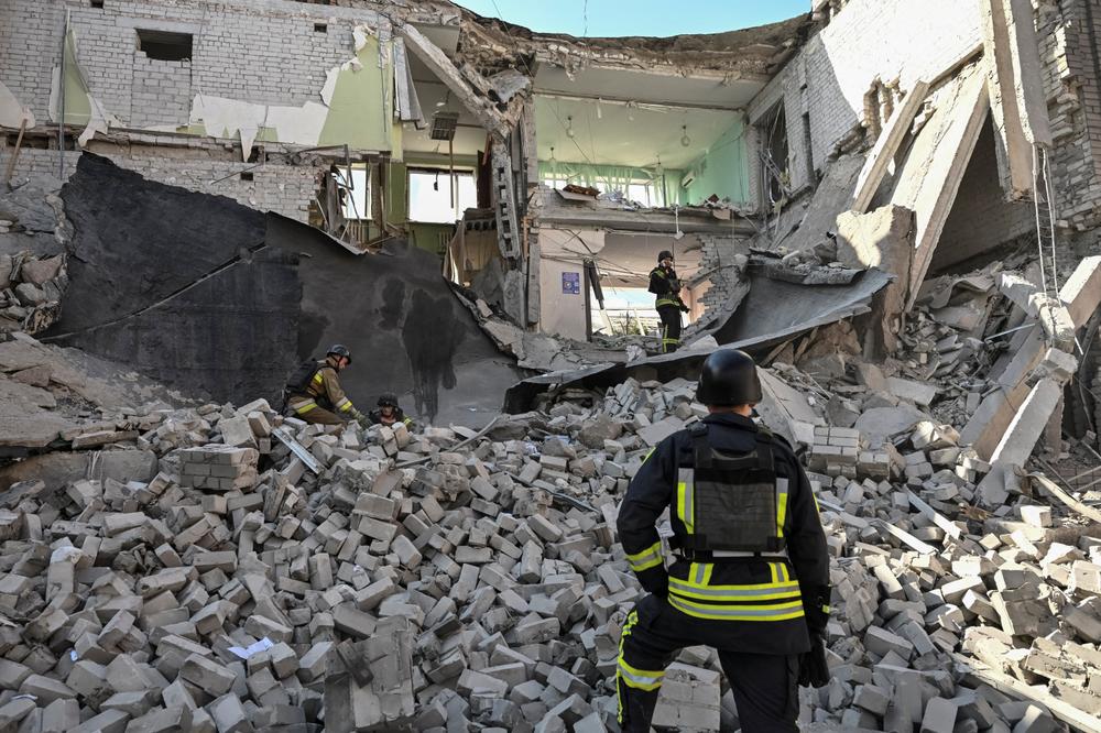 Des secouristes après une frappe aérienne russe, à Zaporijia (Ukraine), le 10 juillet 2026. - REUTERS