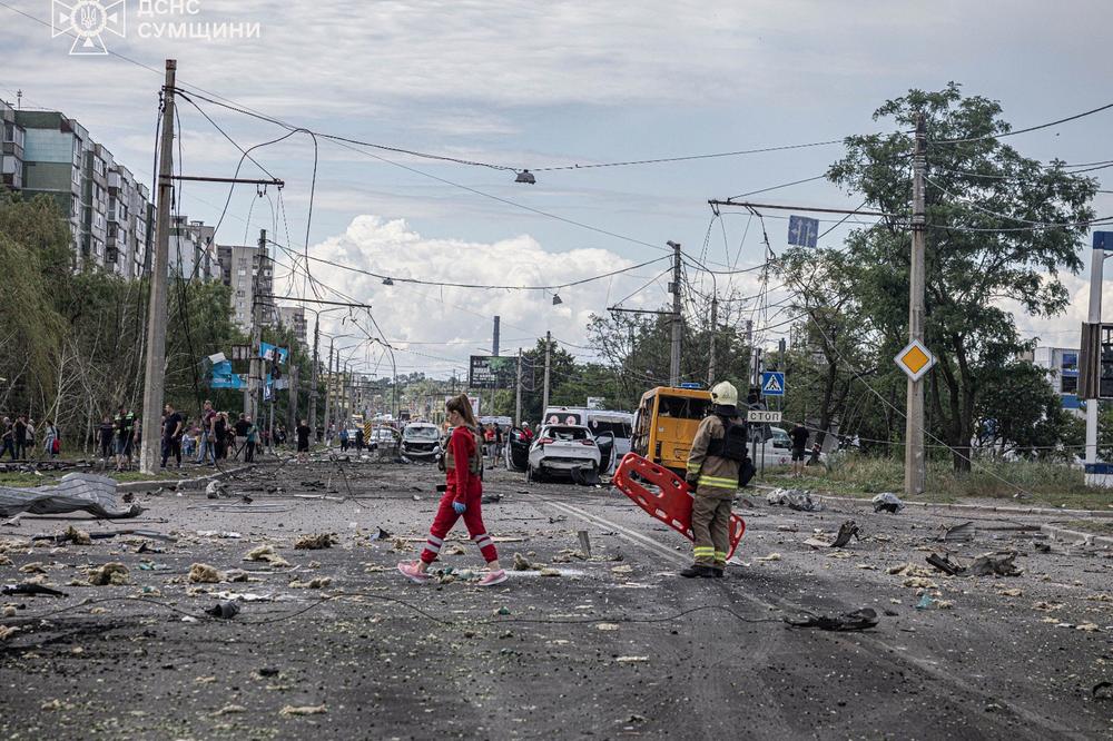 Les secours sur les lieux d’une attaque aérienne russe, à Soumy (Ukraine), le 11 juillet 2026. - UKRAINIAN EMERGENCY SERVICE VIA AP