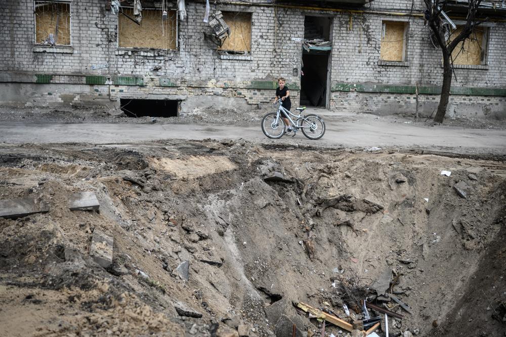Cratère formé par un missile balistique durant des bombardements russes qui ont causé la mort de 31 personnes, à Kiev, le 10 juillet 2026. - GUILLAUME HERBAUT POUR « LE MONDE »