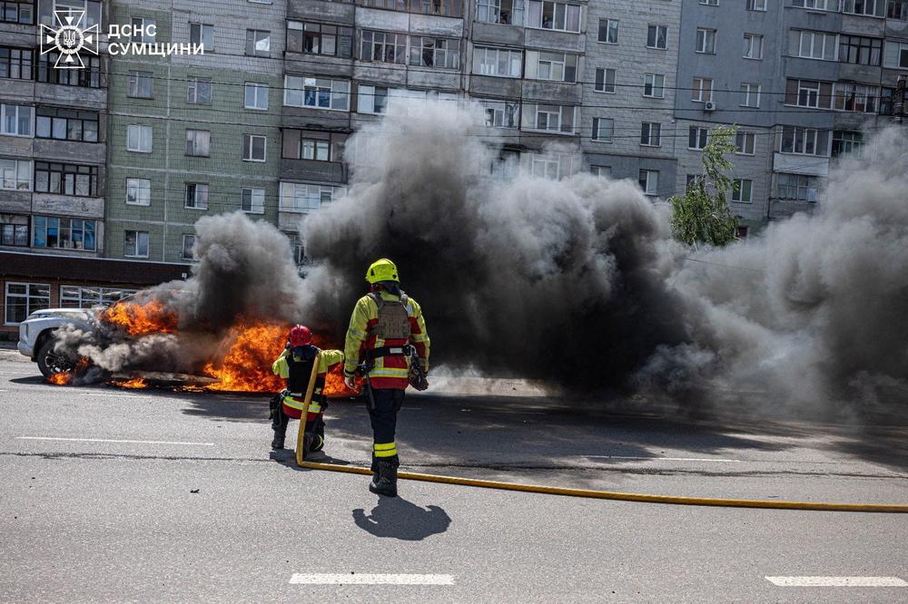 Des pompiers interviennent sur le site d’une frappe aérienne russe, à Soumy, en Ukraine. Photo diffusée le 11 juillet 2026. - SERVICE DE PRESSE DU SERVICE NATIONAL DES SITUATIONS D’URGENCE D’UKRAINE DANS LA RÉGION DE SOUMY/REUTERS.