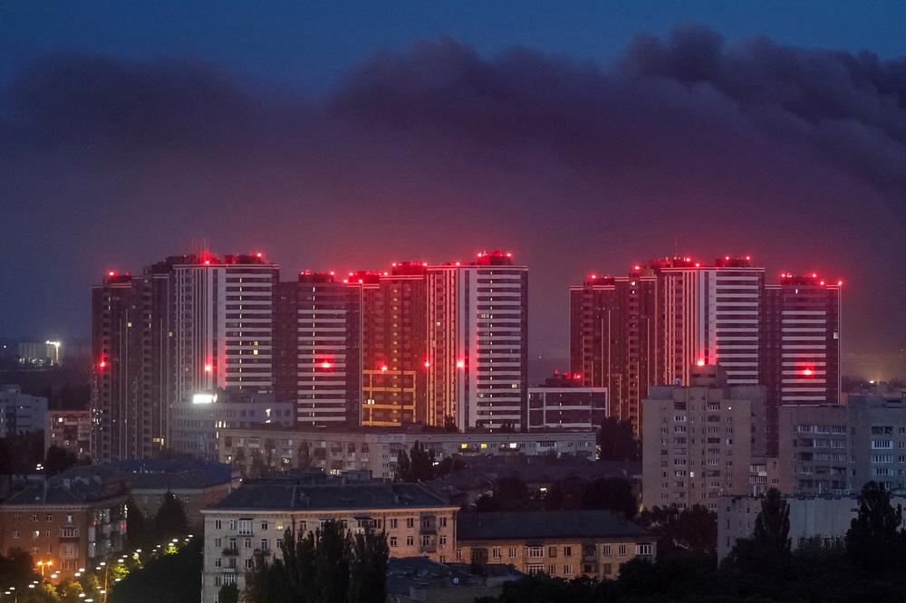 De la fumée dans le ciel de Kiev pendant une attaque de missiles russes, le 11 juillet 2026. - GLEB GARANICH/REUTERS