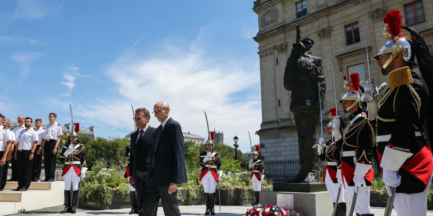 La statue du capitaine Dreyfus installée devant la Cour de cassation