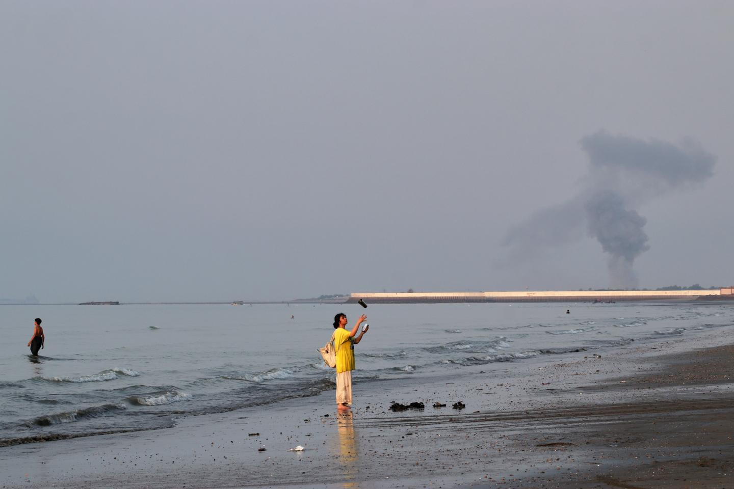 EDITORIAL. Each side is locking itself into a dead-end escalation: Tehran cannot overcome the blockade of its ports indefinitely, while Donald Trump risks further angering public opinion four months before the midterm elections. An escalation that further weakens the global economy.