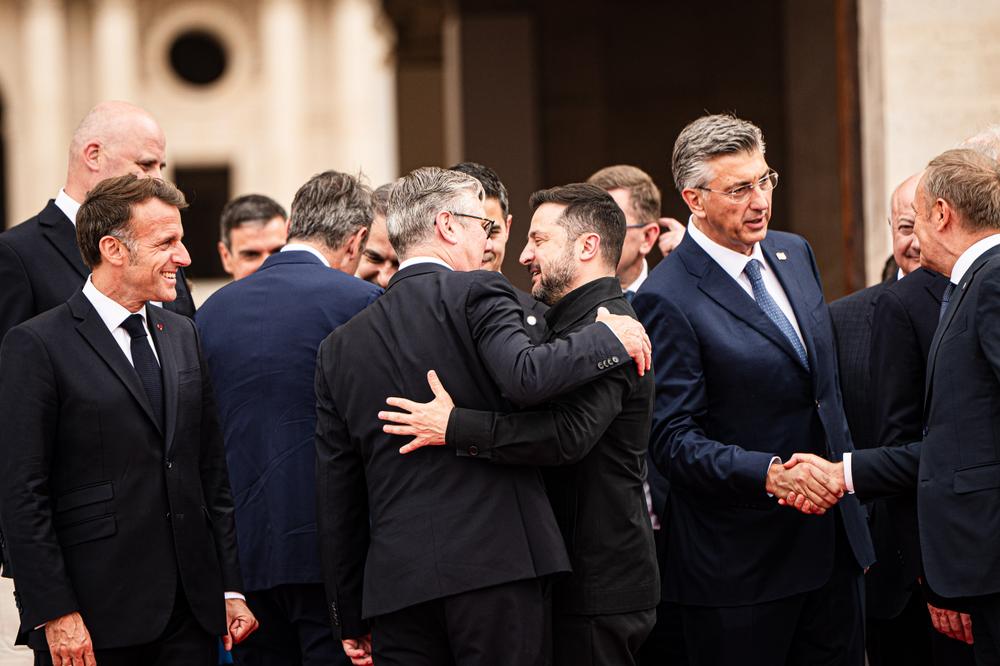 Le président de la République, Emmanuel Macron, le premier ministre du Royaume-Uni, Keir Starmer, et le président ukrainien, Volodymyr Zelensky, avant la photo de famille lors du sommet de la coalition des volontaires, à l’Hôtel national des Invalides, à Paris, le 13 juillet 2026. - JULIEN MUGUET POUR « LE MONDE »