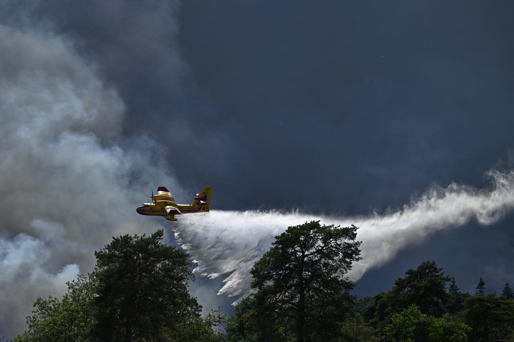 Un Canadair largue de l’eau sur l’incendie qui sévit dans la forêt de Fontainebleau, le 13&nbsp;juillet&nbsp;2026. - EMMA DA SILVA/AP