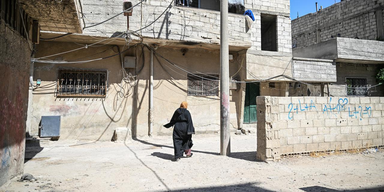 Fatima 56 ans, une mère de trois ans، vit dans le quartier d’Al-Bardeh dans le sud de la capitale syrienne Damas, avec l’augmentation de prix d’électricité, elle est pas en mesure de payer ses factures, le 27 juin 2026.