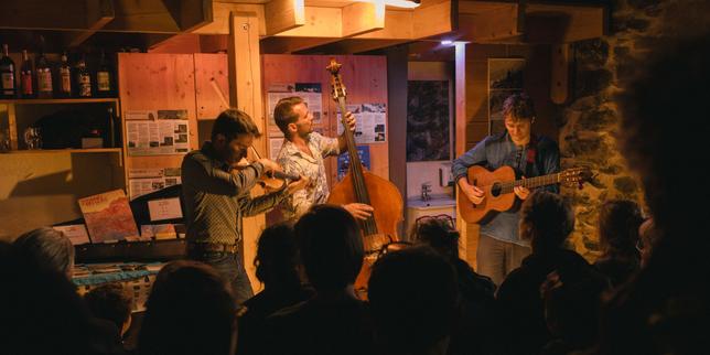 « Nous sommes venues exprès pour vous écouter » : au sommet pendant l’été, un groupe de musique fait vibrer les refuges