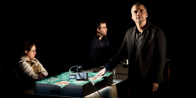 Julia Bernat, Danilo Grangheia et Wagner Moura dans «&nbsp;Un procès&nbsp;», mis en scène par Christiane Jatahy et Wagner Moura, lors du Festival d’Avignon, le 10&nbsp;juillet 2026.