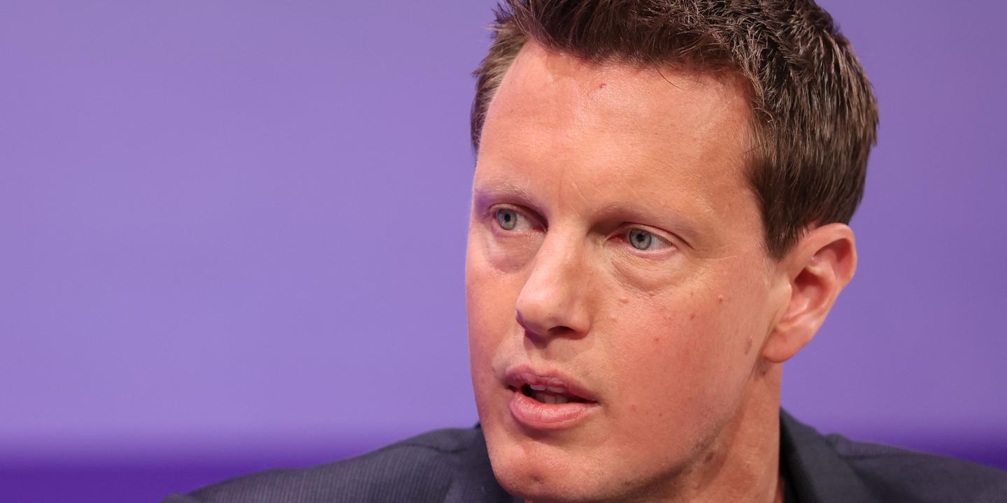 Le PDG de Paramount, David Ellison, défend le rachat de Warner Bros en assurant préserver « l’indépendance » et en écartant toute « domination » du marché