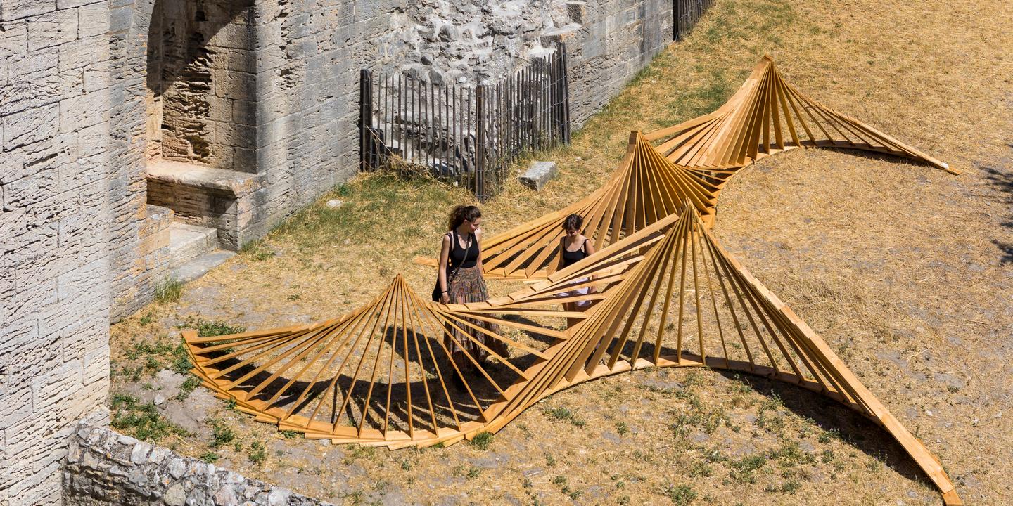 Festival d'Avignon : mikados géants de Johann Le Guillerm dans la nature