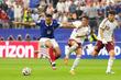 L’attaquant français Kylian Mbappé (à gauche), à la lutte avec les Espagnols Pedro Porro et Pau Cubarsi, lors de la demi-finale de Coupe du monde entre les Bleus et la Roja, à Dallas (Texas), le 14 juillet 2026.