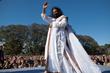 Sri Sri Ravi Shankar anime une séance de méditation réunissant des milliers de participants à Buenos Aires, le 9 septembre 2012.