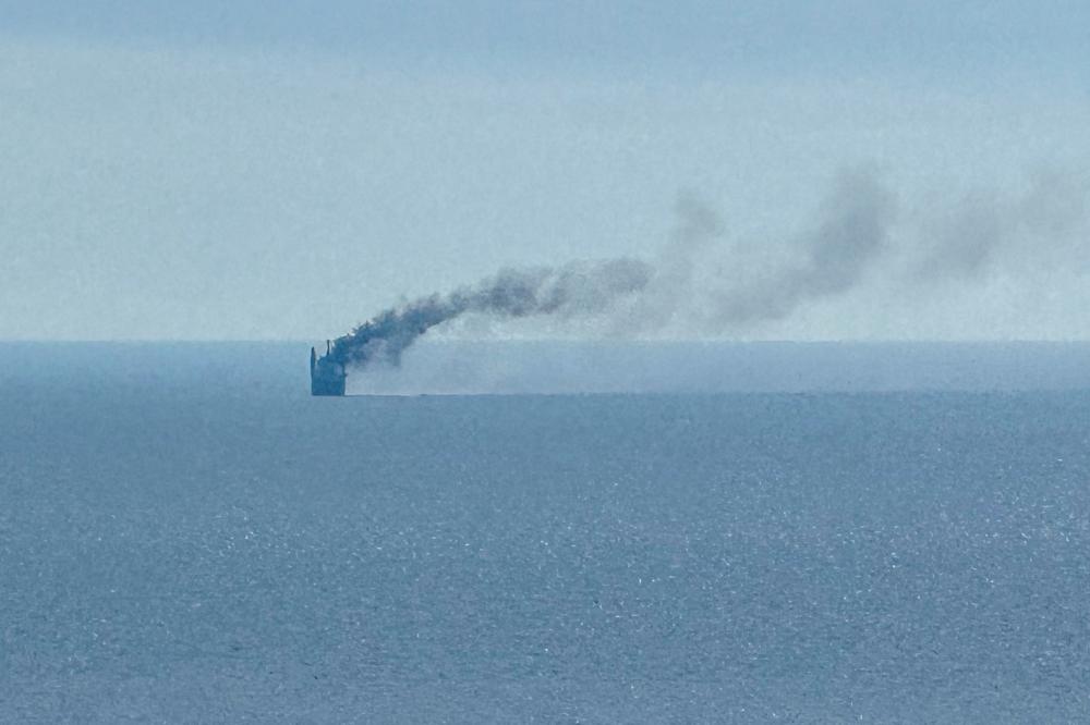 Un navire en flammes après une attaque russe en mer Noire, près du port ukrainien d’Odessa, le 14 juillet 2026. - VICTOR SAYENKO/REUTERS