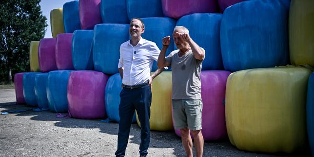 Présidentielle 2027 : en Gironde, Raphaël Glucksmann entretient le suspense sur sa candidature