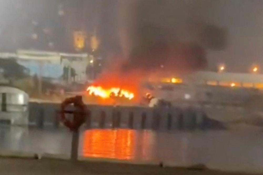 Un incendie fait rage dans le port de l’île de Kish, en Iran, comme le montre cette capture d’écran tirée d’une vidéo publiée sur les réseaux sociaux le 14 juillet 2026. - RÉSEAUX SOCIAUX VIA REUTERS