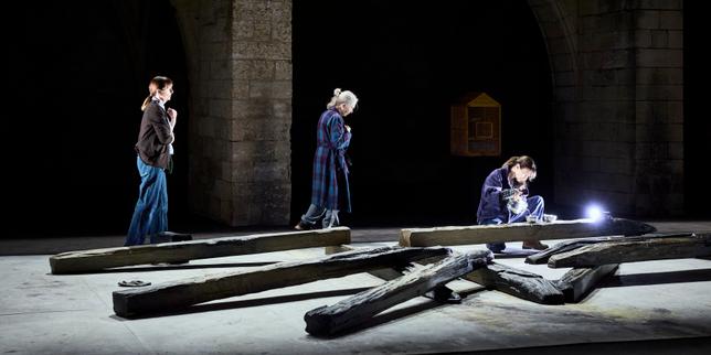 Au Festival d’Avignon, Daria Deflorian sonde l’effroi avec délicatesse dans « Che dolore terribile è l’amore »