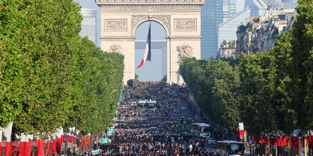 EN DIRECT, 14-Juillet : Emmanuel Macron passe en revue les troupes le long des Champs-Elysées pour son dernier défilé