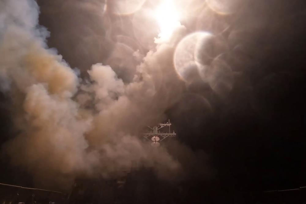 Cette capture d’écran, effectuée le 15 juillet 2026 à partir d’une vidéo diffusée par le commandement central américain le 13 juillet 2026, montre ce que l’armée américaine présente comme des missiles lancés pour frapper des cibles militaires à travers l’Iran. - ARMÉE AMÉRICAINE VIA AFP