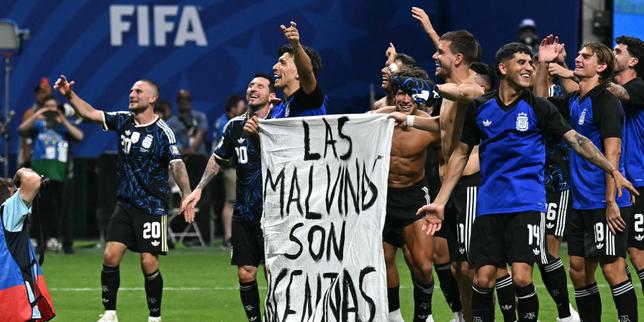 « Les Malouines sont argentines » : une banderole déployée par les joueurs argentins après leur victoire face à l’Angleterre