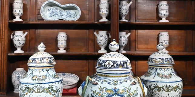 Bình lọ thuốc của thế kỷ 18 từ Hôtel-Dieu de Saint-Denis (Seine-Saint-Denis), trưng bày tại Bảo tàng Nghệ thuật và Lịch sử Paul-Eluard. (Ảnh: Sabine LE NECHET/Ville de Saint-Denis)