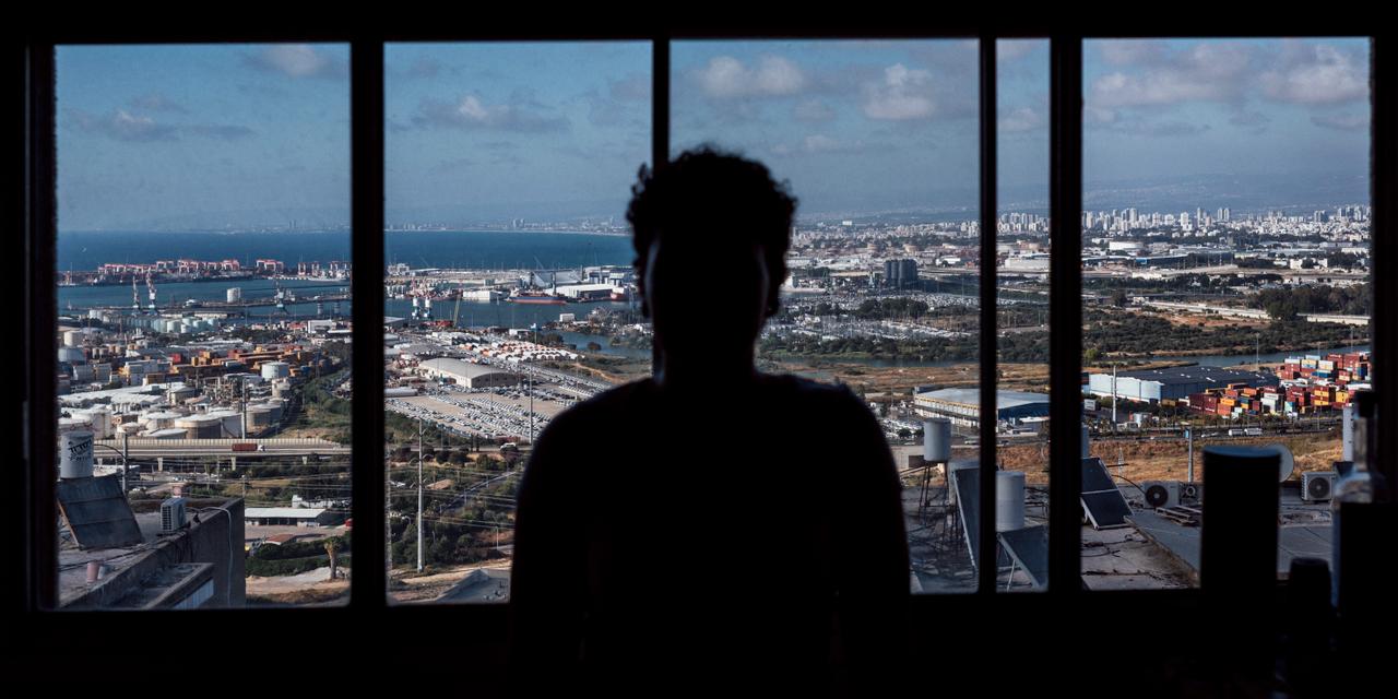 Yael, 24 ans, originaire de Givat Hanot, a quitté sa famille de colons ultra-religieux pour s'installer à Haifa, dans le nord d'Israel. Chez elle, le 16 juin 2026.