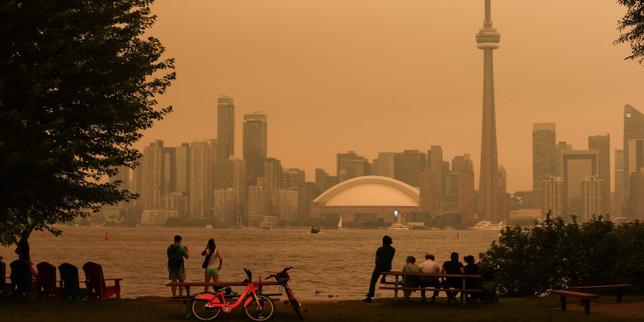 Au Canada, Toronto suffoque sous la fumée des feux de forêt et enregistre l’une des pires qualités de l’air au monde