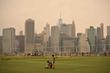 Des enfants jouent dans un parc à New York (Etats-Unis), sous un ciel voilé par les fumées des incendies qui sévissent au Canada, le 16 juillet 2026.