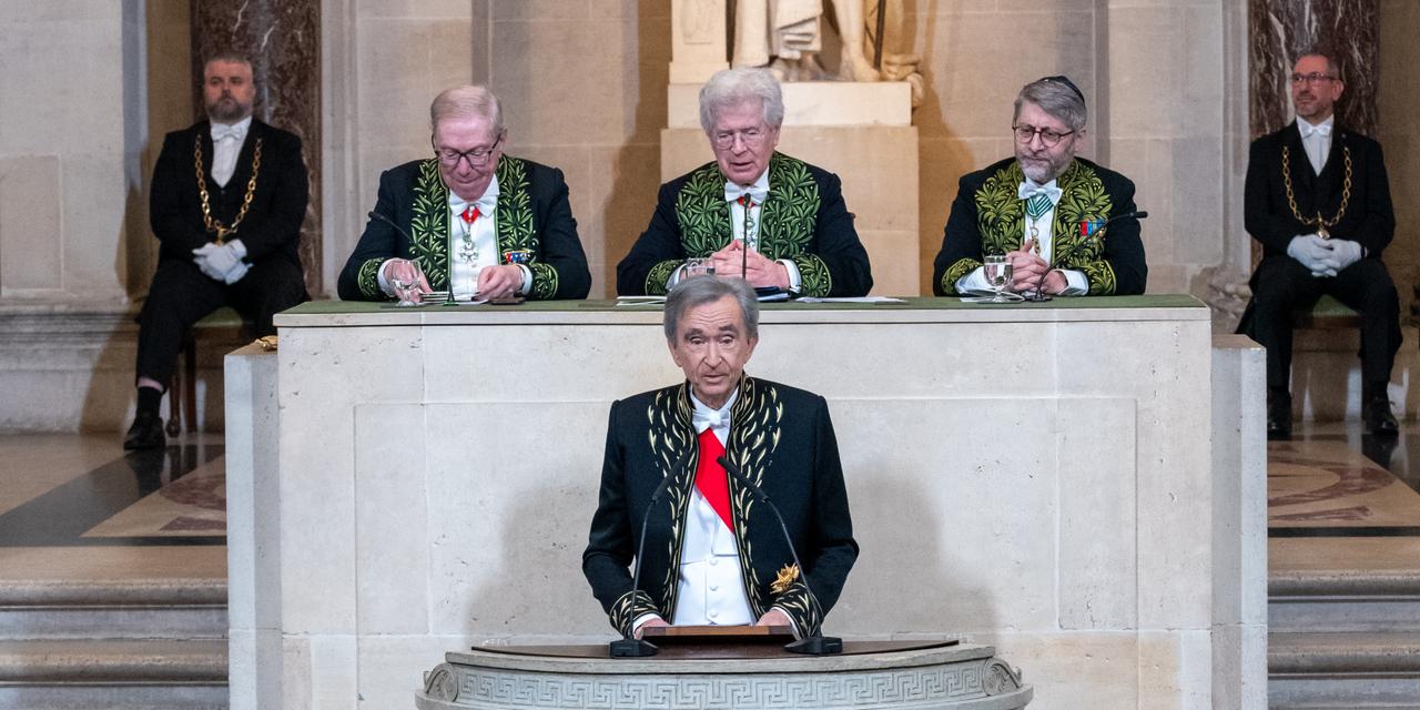 C&eacute;r&eacute;monie d&rsquo;installation de Bernard Arnault membre de l&rsquo;acad&eacute;mie des sciences morales et politiques &agrave; l&rsquo;institut de France de Paris<br>
Copyright Emanuele Scorcelletti<br>
<br>"L'Auteur" Emanuele Scorcelletti detient sur tous ces cliches les droits patrimoniaux et moraux ainsi que les droits d'exploitation, de representations et de reproduction (articleL. 112-1 du Code de la propriete intellectuelle)<br>Le photographe est titulaire du droit de communiquer son cliche au public et du droit de le fixer sur un support tel qu'un livre, un site internet, des affiches, des expositions, ...<br>Tout souhait de diffusion ou de reproduction des photographies de Emanuele Scorcelletti devra faire l'objet d'un accord prealable entre les deux "Parties"<br>"L'Auteur" Emanuele Scorcelletti jouit des droits moraux sur ses oeuvres photographiques. L'article L. 121-1 du Code de la Propriete intellectuelle precise que "l'auteur des photographies jouit du droit au respect de son nom, de sa qualite et de son oeuvre"<br>"L'Auteur" Emanuele Scorcelletti jouit d'un droit a la paternite sur ces oeuvres, ce qui signifie que toute reproduction ou representation de ses photographies devront imperativement mentionner le copyright &copy;Emanuele Scorcelletti et devra faire l'objet d'une autorisation prealable du photographe pour toutes utilisations de ces oeuvres.<br>"L'Auteur" Emanuele Scorcelletti conserve la propriete exclusive des fichiers numeriques et des tirages.