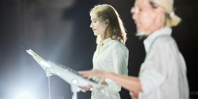 Au Festival d’Avignon, Isabelle Huppert et Lee Hye-yeong en accord parfait dans la Cour d’honneur du Palais des papes