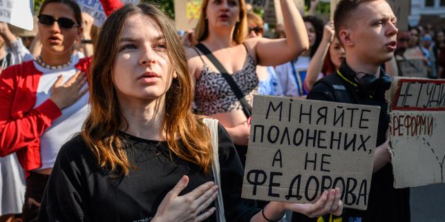 Ukraine : des manifestations en soutien au ministre de la défense Mykhaïlo Fedorov
