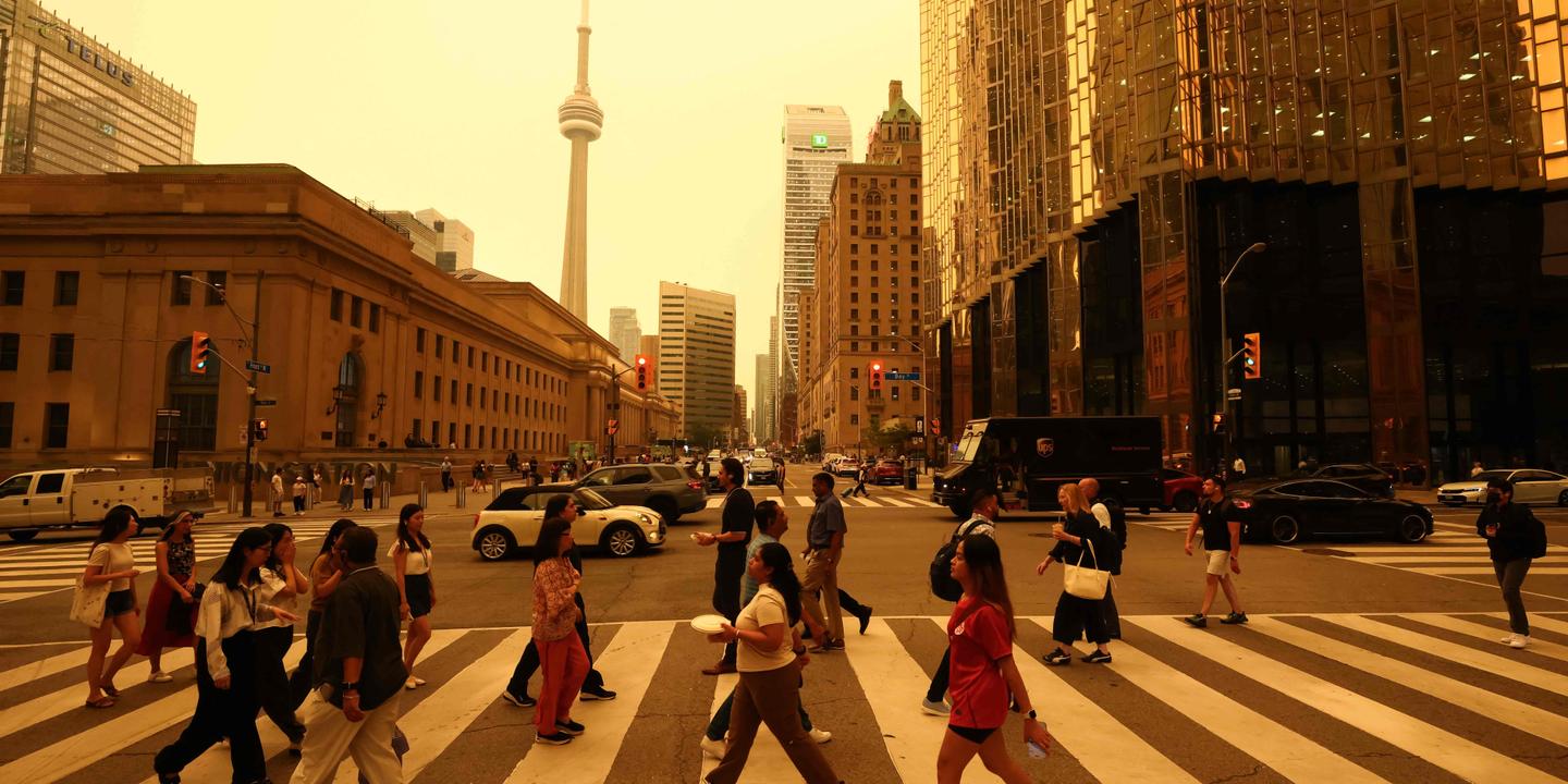 Toronto enveloppée par la fumée des feux de forêt au Canada