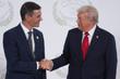 Le premier ministre espagnol, Pedro Sanchez, et le président américain, Donald Trump, lors d’un sommet à Charm El-Cheikh (Egypte), le 13 octobre 2025.