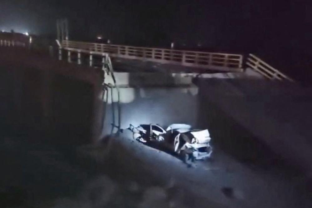 Un véhicule endommagé à proximité d’un pont près de Bandar Khamir, dans la province iranienne de Hormozgan (Iran), le 16 juillet 2026. L’image provient d’une publication sur les réseaux sociaux, transmise par l’agence Reuters, qui a vérifié la localisation de l’image. - SOCIAL MEDIA / SOCIAL MEDIA VIA REUTERS