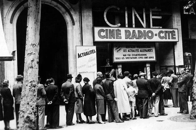 File d’attente avant une projection au Ciné Radio-Cité, à Paris, en juillet 1940. - Bridgeman Images