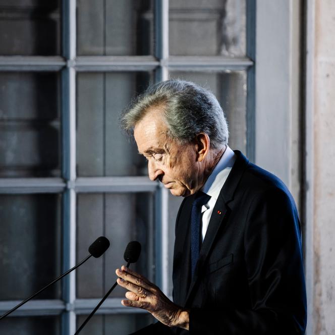 Bernard Arnault, lors de son discours à l’hôtel des Invalides, à Paris, le 2 juillet 2026. - KAMIL ZIHNIOGLU POUR « LE MONDE »